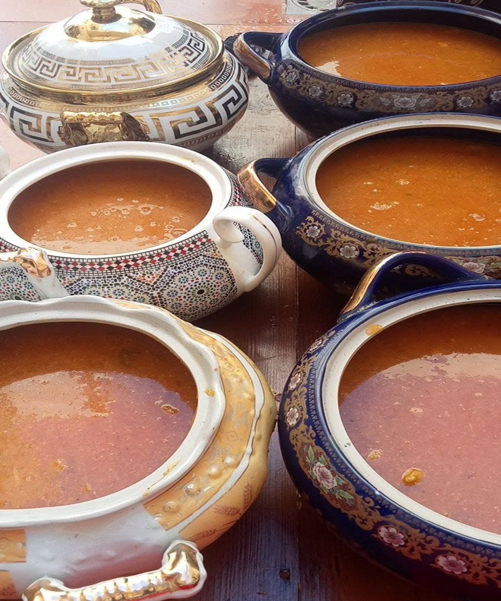 Harira et chorba servies dans de la vaisselle traditionnelle — Verger de Hayat
